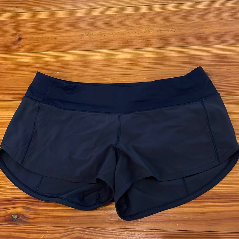 Lulu Speed Up Shorts… 2.5 inch… size 6